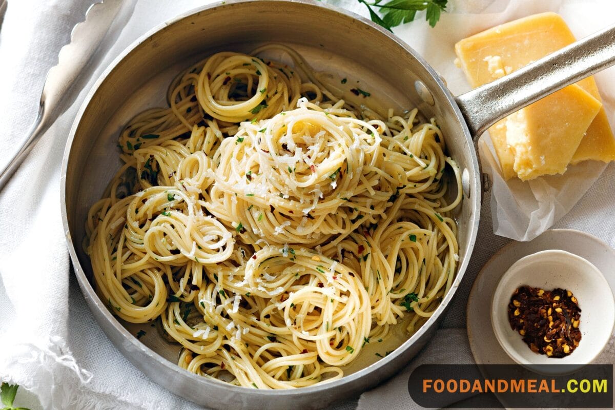 A tantalizing close-up: The glistening olive oil on spaghetti strands.