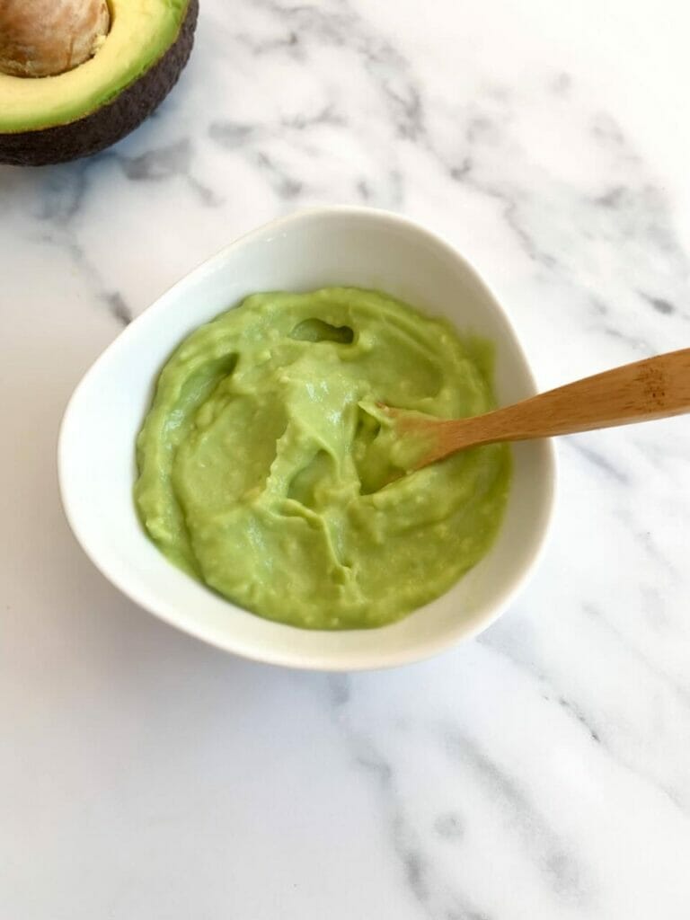 Healthy Baby Guacamole for weaning (6th to 8th month) Tiny hands, first dips: embarking on the Baby Guacamole adventure.