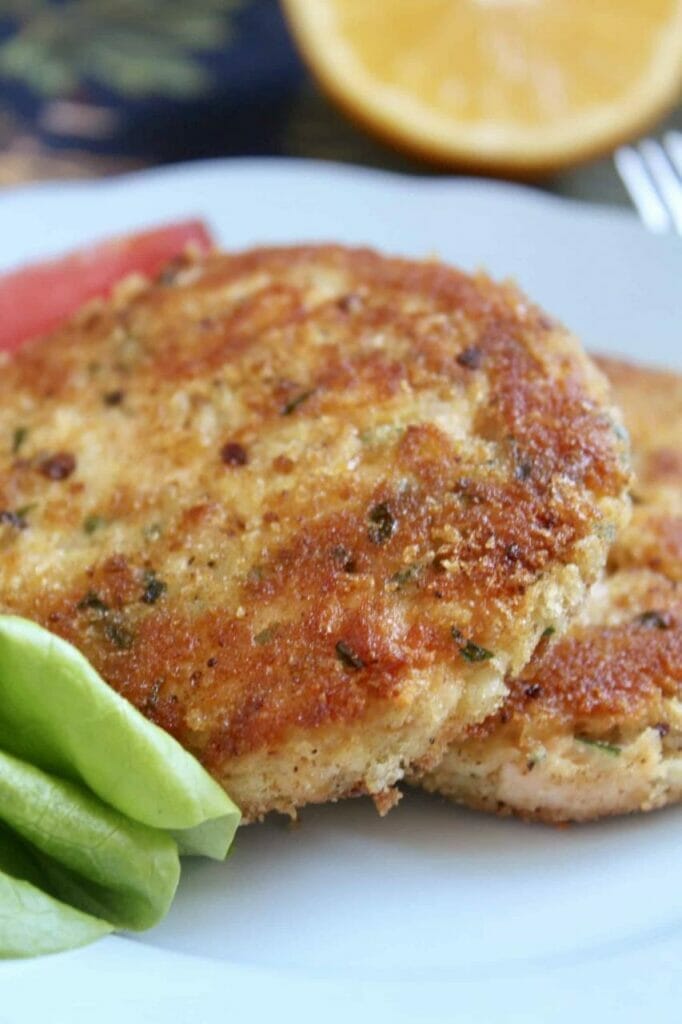 Make and serve a baby friend-ly Salmon Cakes for your babies Image of salmon cakes served on slider buns: "Turn these salmon cakes into delightful sliders for a fun mealtime twist."