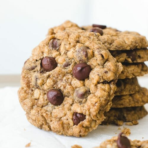Easy-to-make Chocolate Chip Oatmeal Cookies with Sea Salt